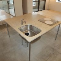 昭島市武蔵野の売買物件/リビングと寝室が見渡せるキッチン（2017年賃貸募集時の状態）