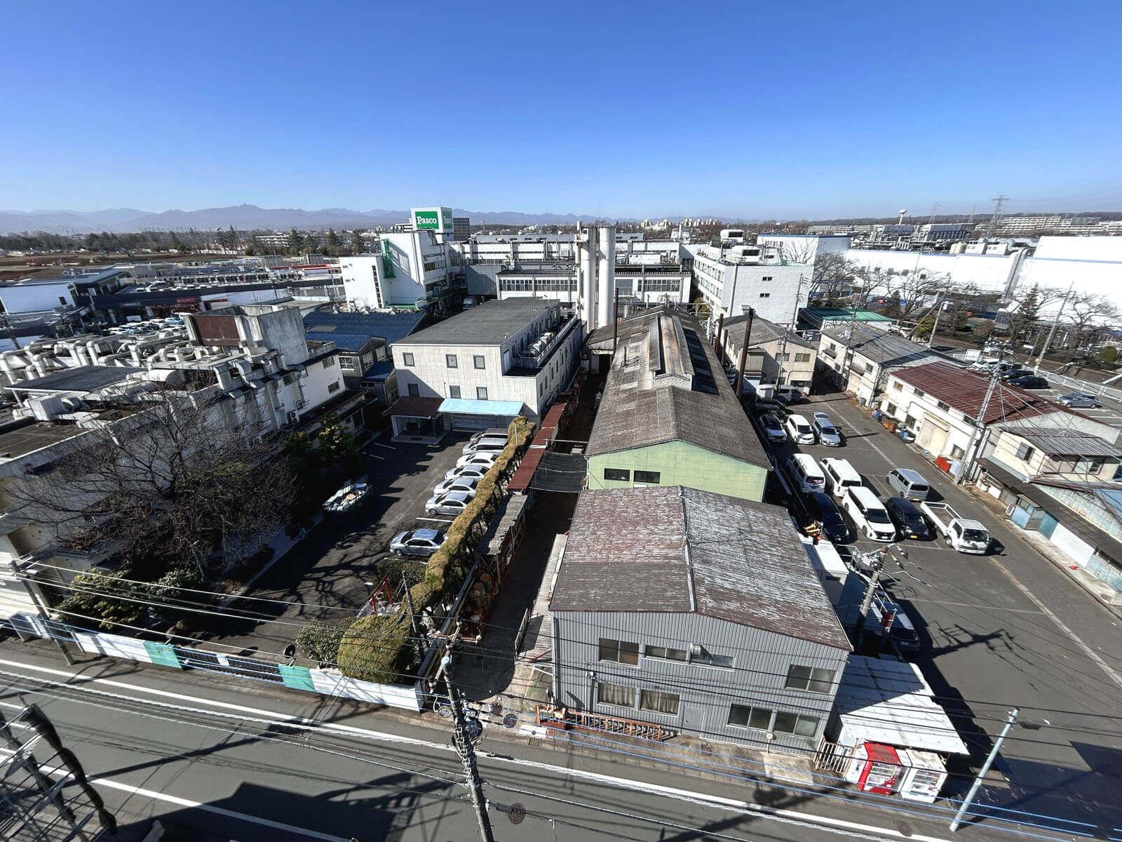 昭島市武蔵野の売買物件/6階の外廊下から見下ろす町、周囲は工場や物流センターが多い準工業地域ですが、生活に必要なスーパーなども近場に揃っています