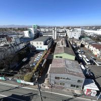 昭島市武蔵野の売買物件/6階の外廊下から見下ろす町、周囲は工場や物流センターが多い準工業地域ですが、生活に必要なスーパーなども近場に揃っています