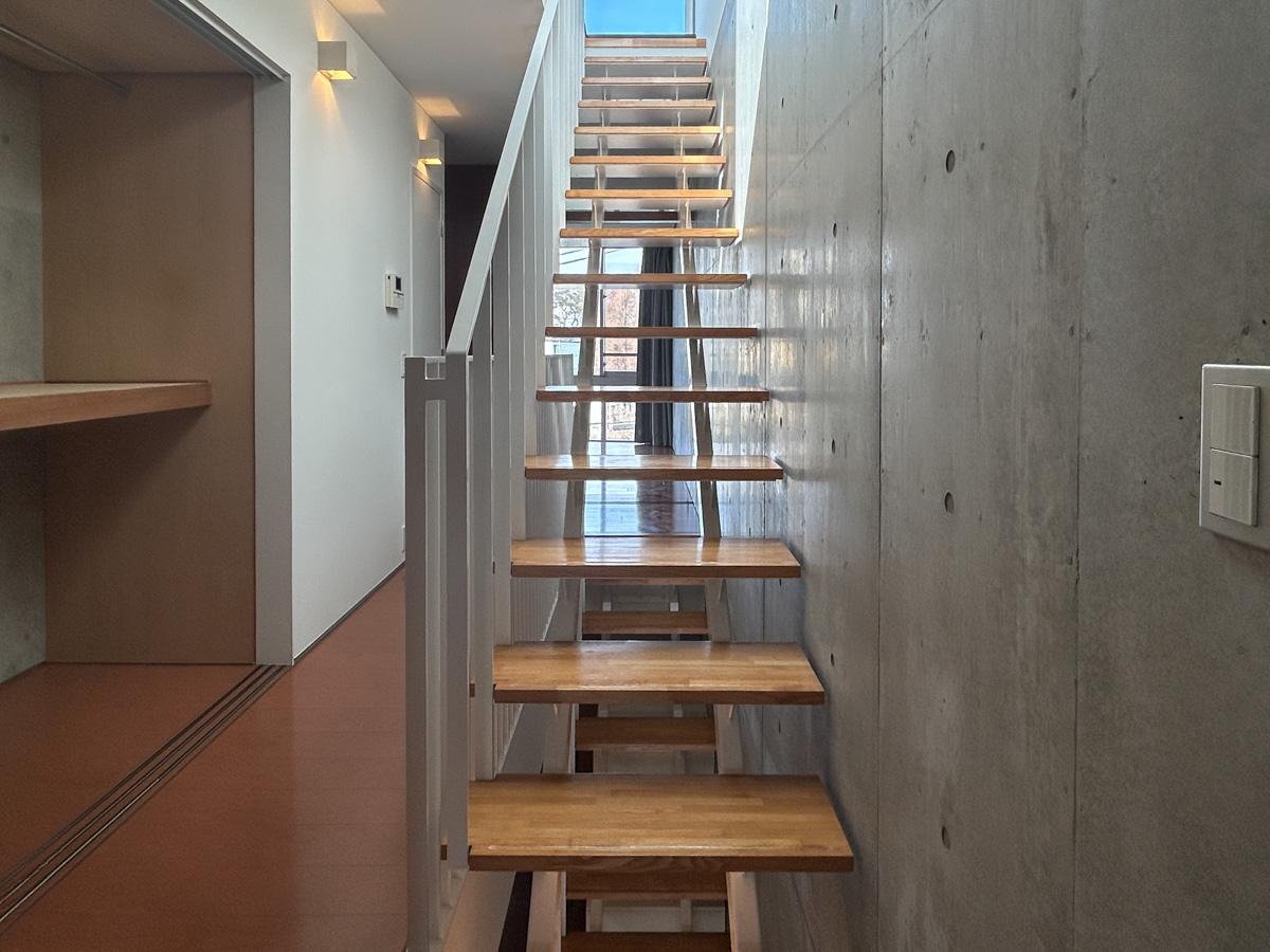 大田区南千束の賃貸物件/屋上庭園へ上がる階段