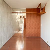 大田区南千束の賃貸物件/上階洋室別角度から。上の神棚は撤去することができますが、吊るし棚はそのまま残ります