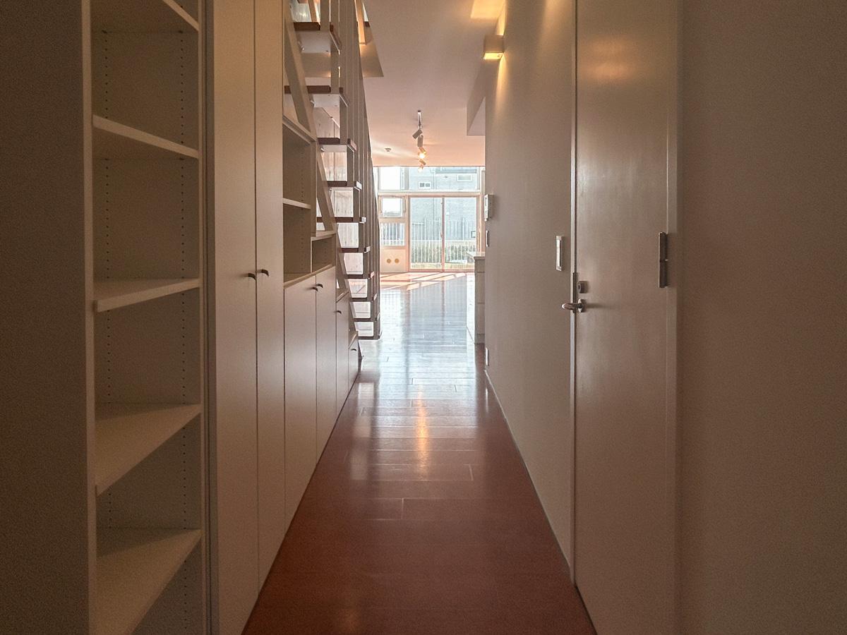 大田区南千束の賃貸物件/玄関からリビングまでの廊下