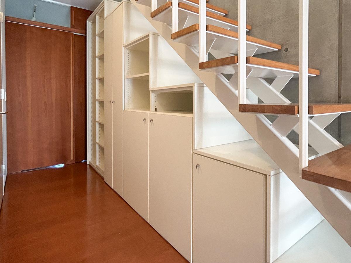 大田区南千束の賃貸物件/階段下の収納も充実しています