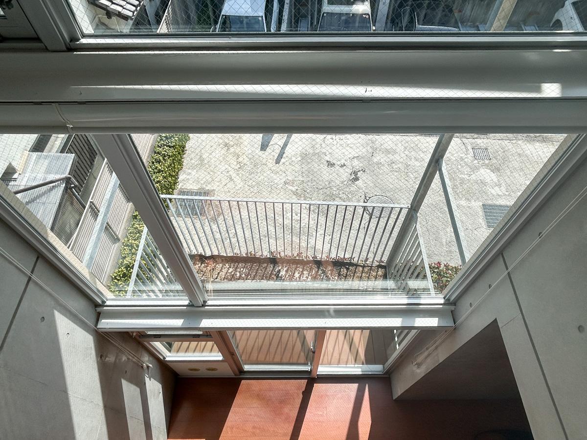 大田区南千束の賃貸物件/窓際は吹き抜けとなっていて開放感のあるスポット