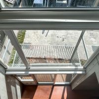 大田区南千束の賃貸物件/窓際は吹き抜けとなっていて開放感のあるスポット