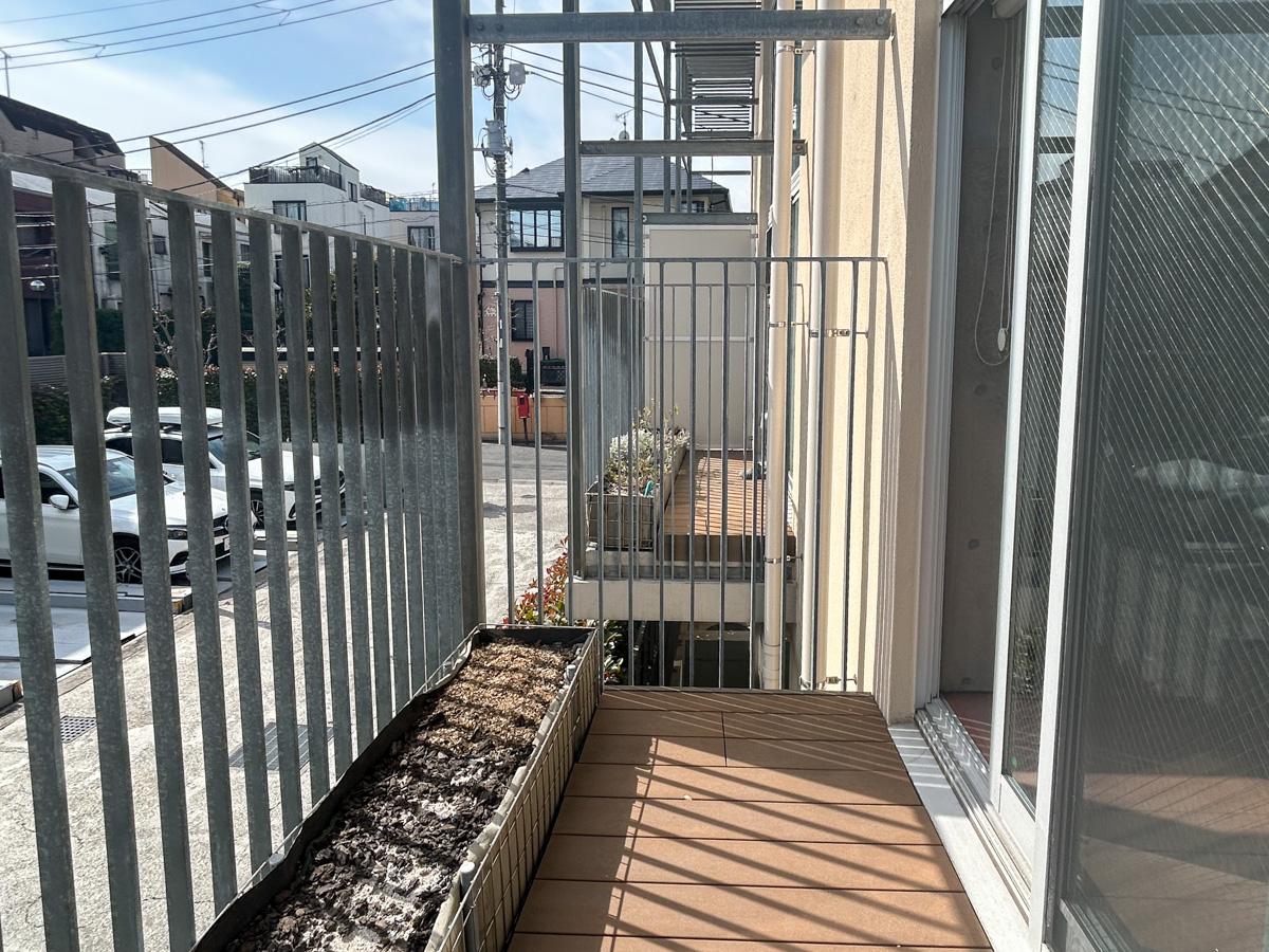 大田区南千束の賃貸物件/リビングの先にもコンパクトなベランダが。プランターが備え付けでついています