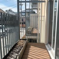 大田区南千束の賃貸物件/リビングの先にもコンパクトなベランダが。プランターが備え付けでついています