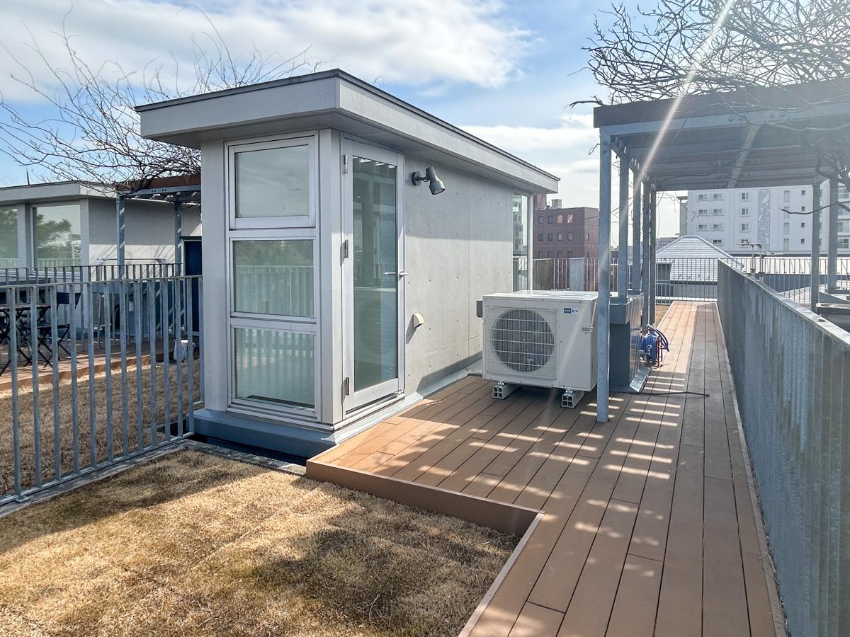 大田区南千束の賃貸物件/庭園にはすでに藤の木が植っています