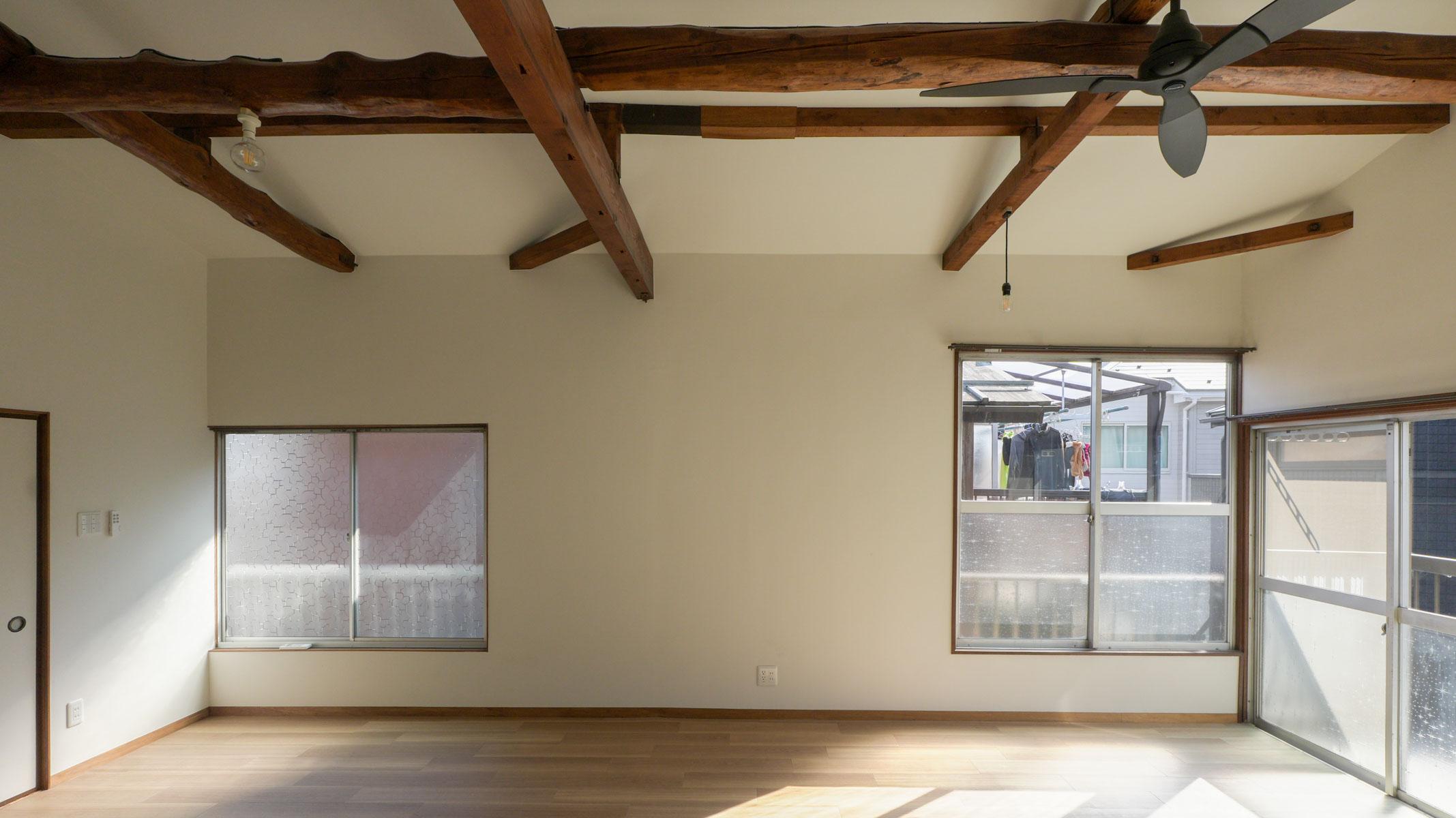 世田谷区鎌田の賃貸物件/東側の窓からは、隣りのベランダが見えます。気になる方はカーテンを付けましょう