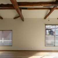 世田谷区鎌田の賃貸物件/東側の窓からは、隣りのベランダが見えます。気になる方はカーテンを付けましょう