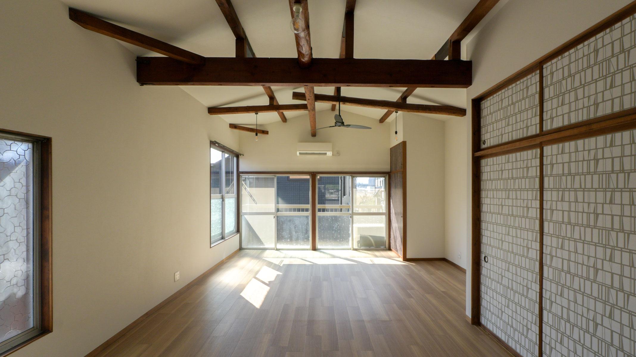 世田谷区鎌田の賃貸物件/2階の屋根を抜き、天高最大5mの開放的な空間に改装しました