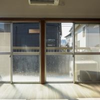 世田谷区鎌田の賃貸物件/写真だと分かりづらいですが、実際は隣家の隙間から多摩川の土手が見えます