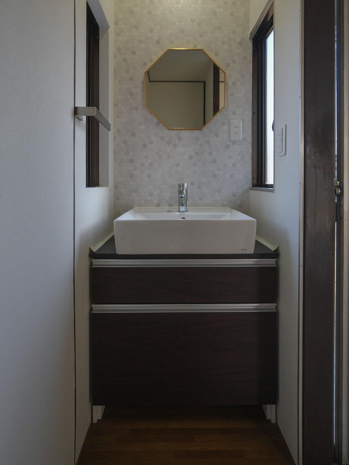 世田谷区鎌田の賃貸物件/階段上がってすぐの場所に洗面所