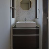 世田谷区鎌田の賃貸物件/階段上がってすぐの場所に洗面所