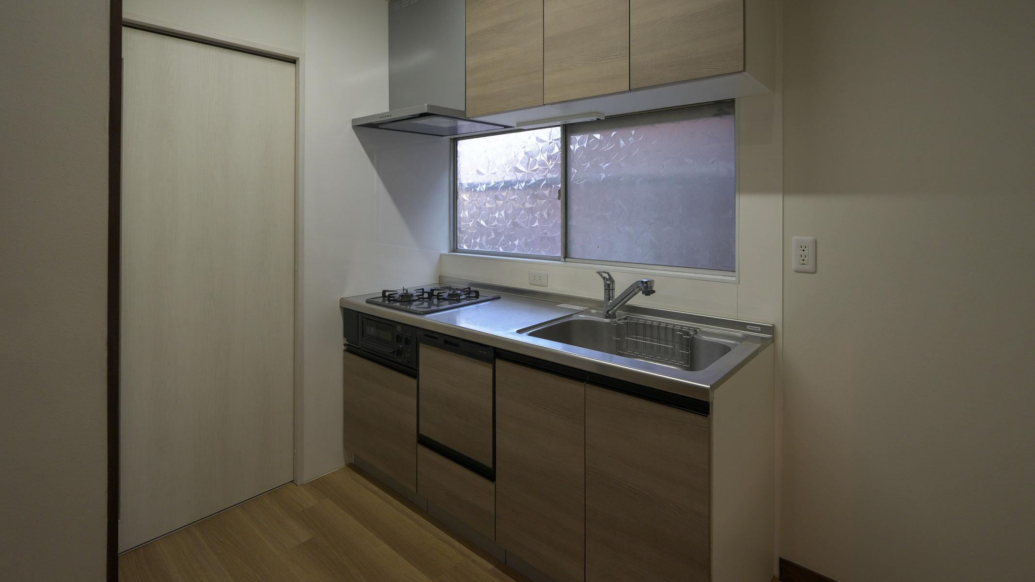 世田谷区鎌田の賃貸物件/玄関入ってすぐの場所にキッチン。ガスコンロ2口にグリル、食器洗浄機も付いています