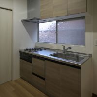 世田谷区鎌田の賃貸物件/玄関入ってすぐの場所にキッチン。ガスコンロ2口にグリル、食器洗浄機も付いています