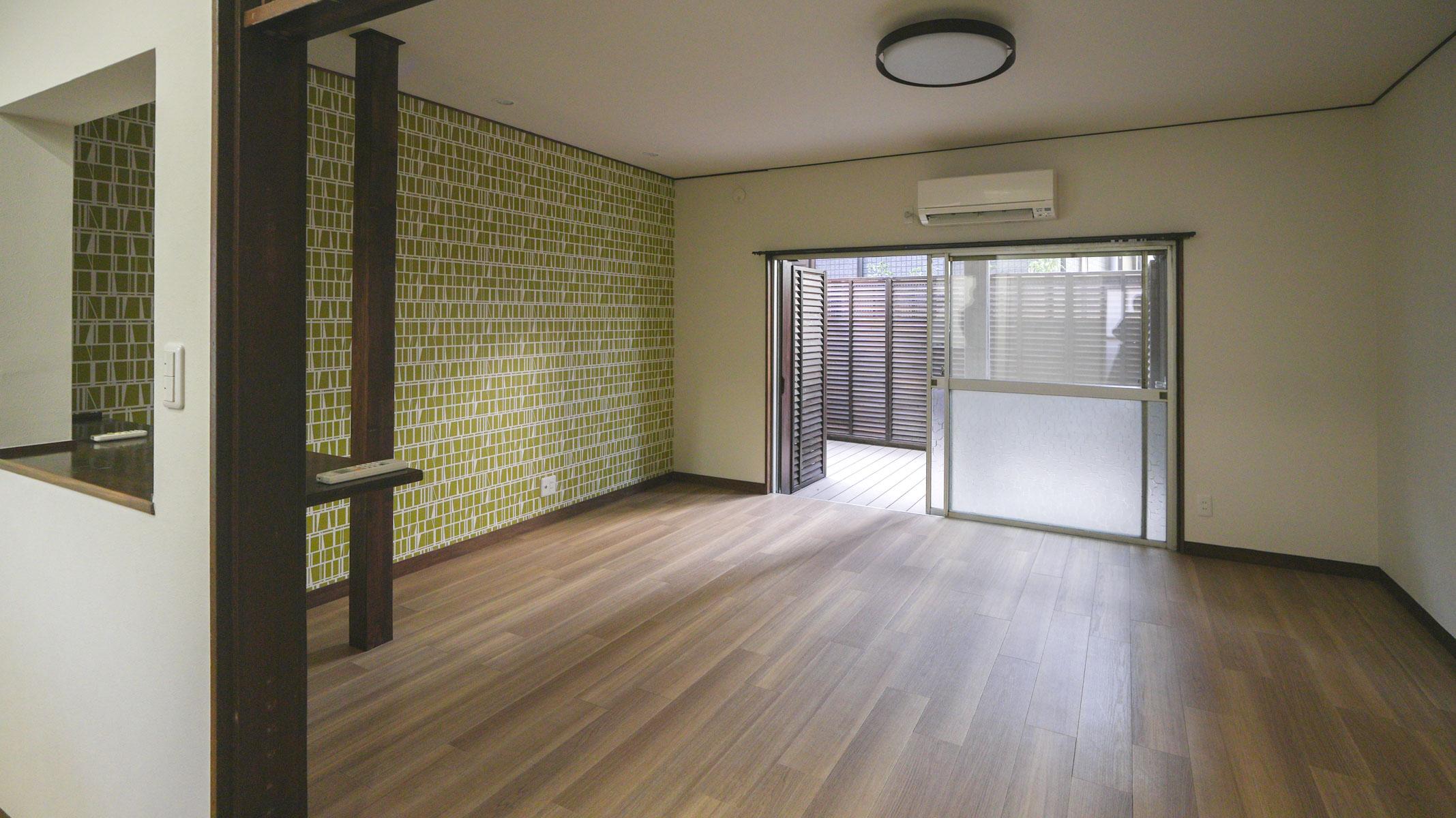 世田谷区鎌田の賃貸物件/1階居室。奥にウッドデッキの屋外スペース