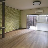 世田谷区鎌田の賃貸物件/1階居室。奥にウッドデッキの屋外スペース