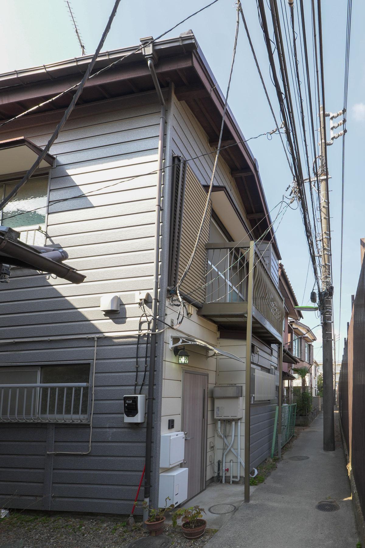 世田谷区鎌田の賃貸物件/建物外観。細い小道沿いにあり、住んでいる人以外は人通りがない静かな場所