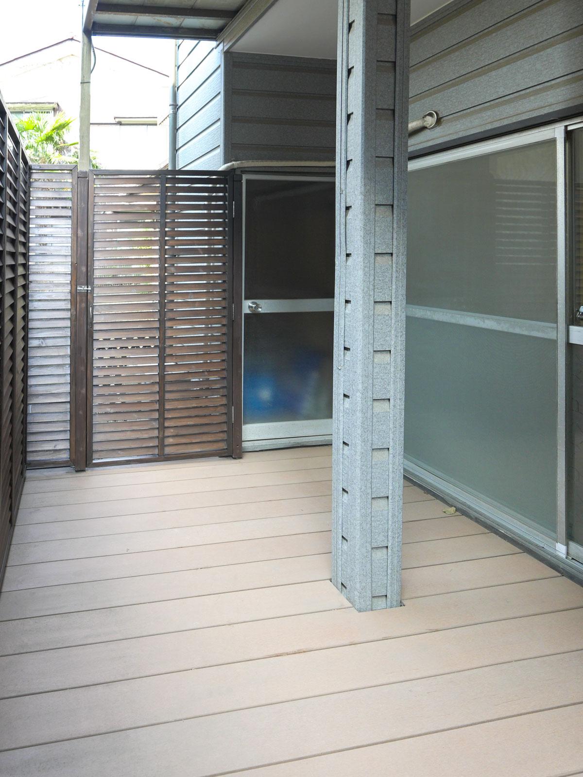 世田谷区鎌田の賃貸物件/ウッドデッキは近所の視線が気にならないよう柵で囲われています。自転車をお持ちの方は、ここに置くのがよさそう