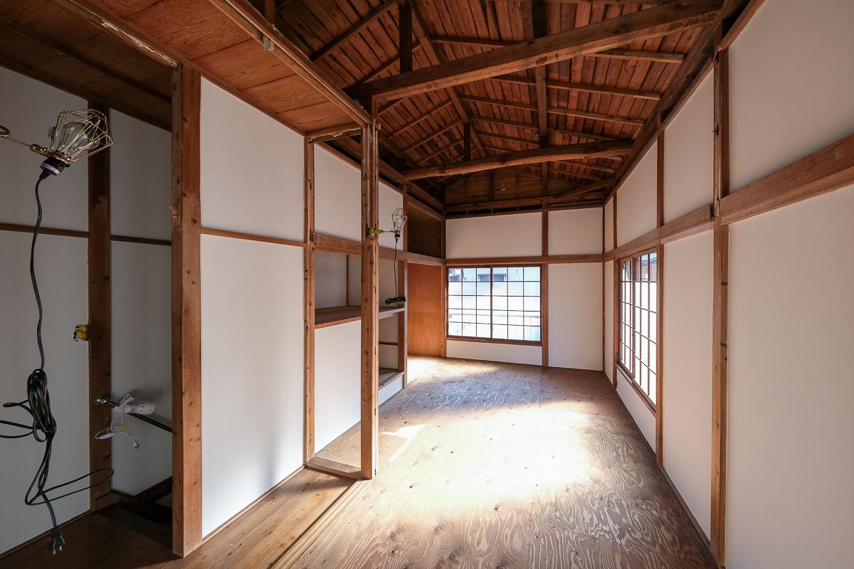 神奈川県三浦市三崎の賃貸物件/天井を抜いて開放的に生まれ変わった古き戸建て