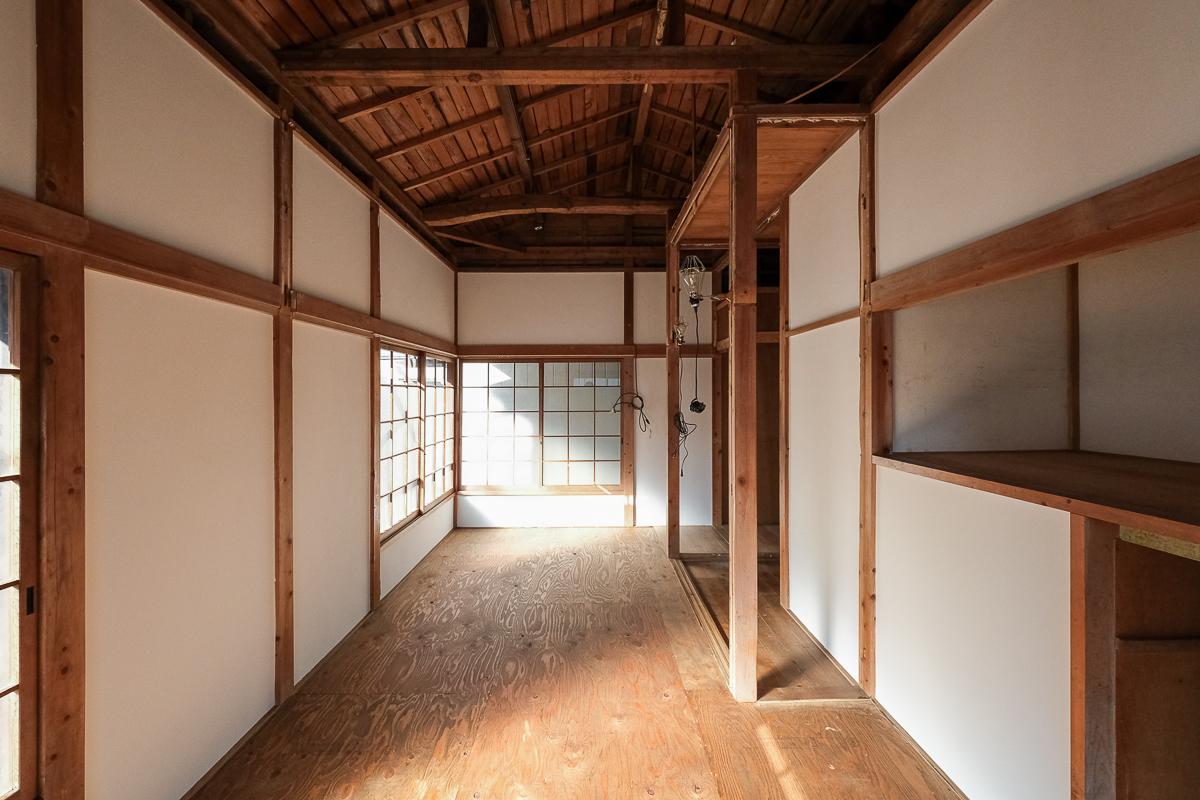 神奈川県三浦市三崎の賃貸物件/壁は白く塗装。古い木材ときれいな白のコントラストが良いです