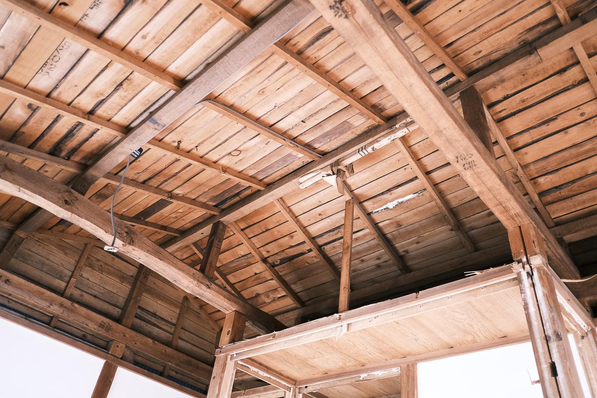 神奈川県三浦市三崎の賃貸物件/むき出しになった天井の木材が、この家の歴史を感じさせてくれます