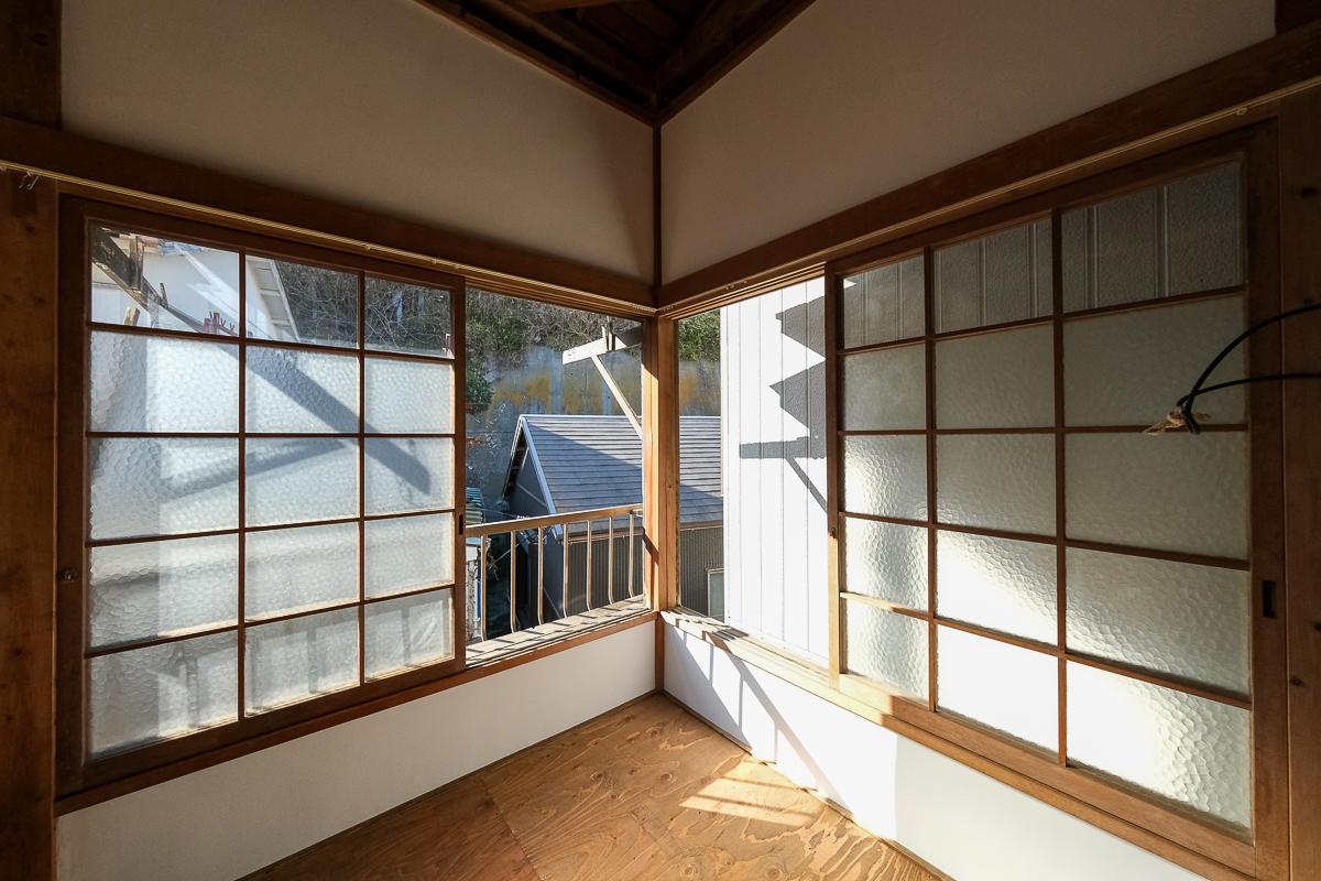 神奈川県三浦市三崎の賃貸物件/2階の北と西の窓。昔ながらの木製サッシです