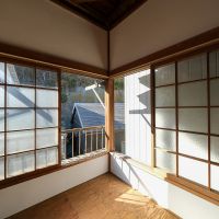 神奈川県三浦市三崎の賃貸物件/2階の北と西の窓。昔ながらの木製サッシです