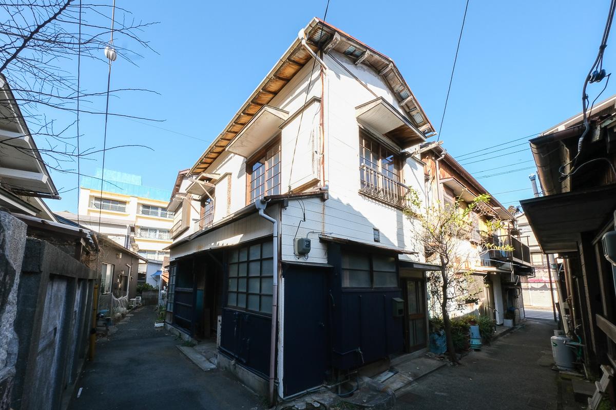 神奈川県三浦市三崎の賃貸物件/外観。細い路地の角地に立つ戸建て