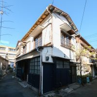 神奈川県三浦市三崎の賃貸物件/外観。細い路地の角地に立つ戸建て