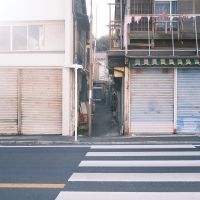 神奈川県三浦市三崎の賃貸物件/建物の間をかき分けるように進んだ先