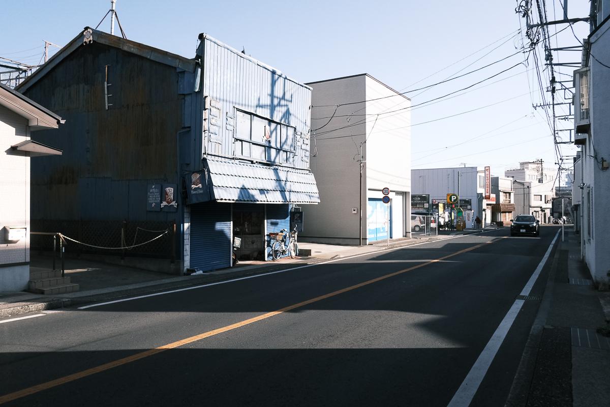 神奈川県三浦市三崎の賃貸物件/通りに出ると、こんな雰囲気