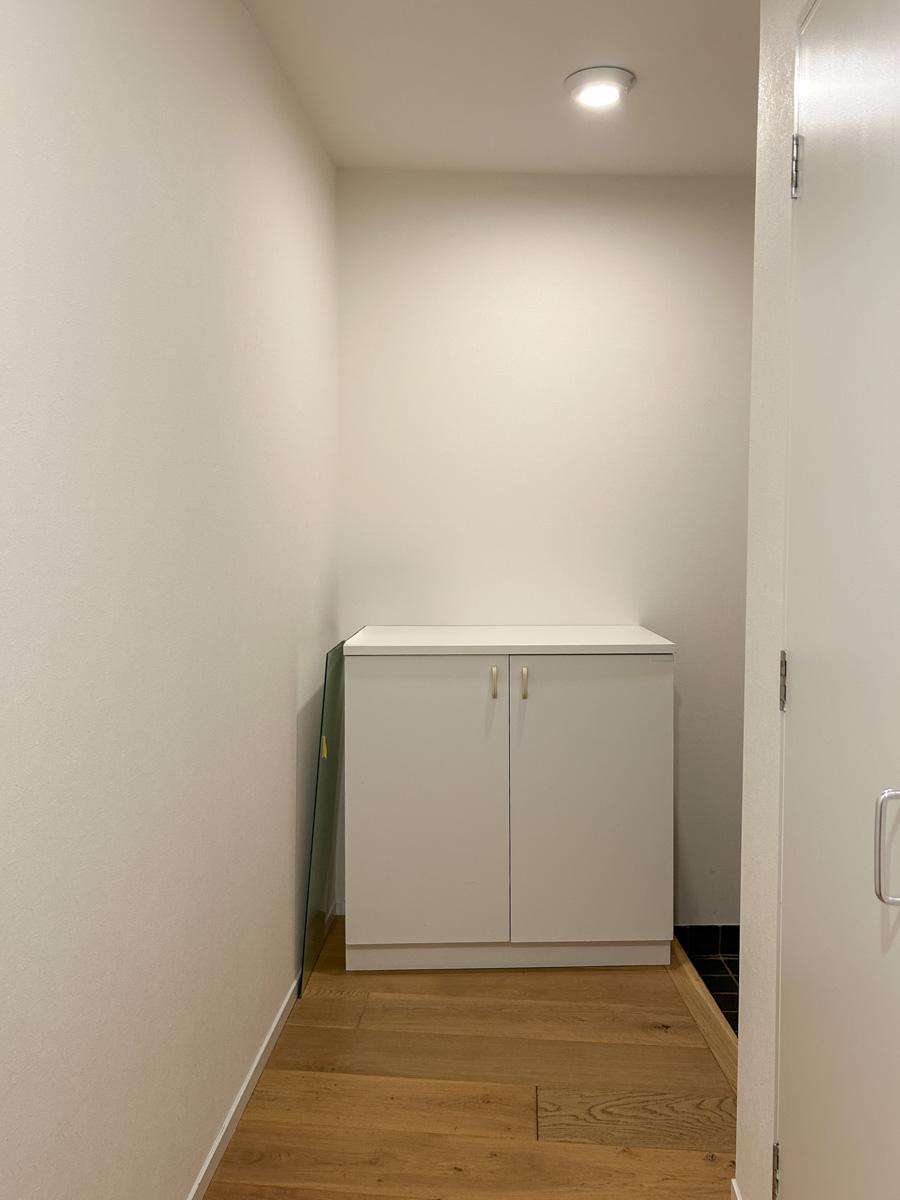 新宿区中落合の賃貸物件/玄関の靴箱も可愛らしくポツンと佇んでいます