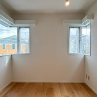 新宿区中落合の賃貸物件/小物や小さなプラントを置いてみたくなるリビングのL字窓