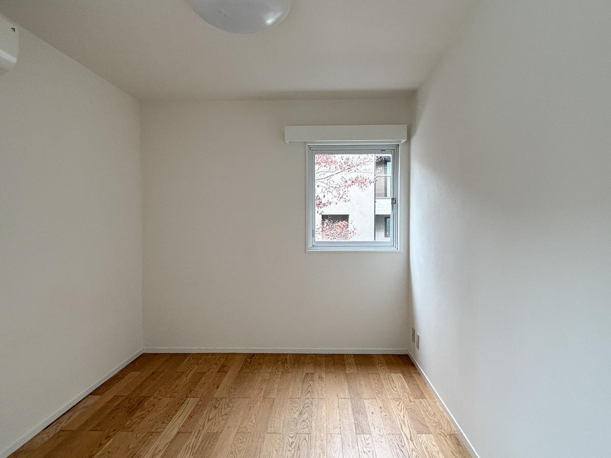 新宿区中落合の賃貸物件/洋室には可愛げのある小窓。光がさらっと入ってきます