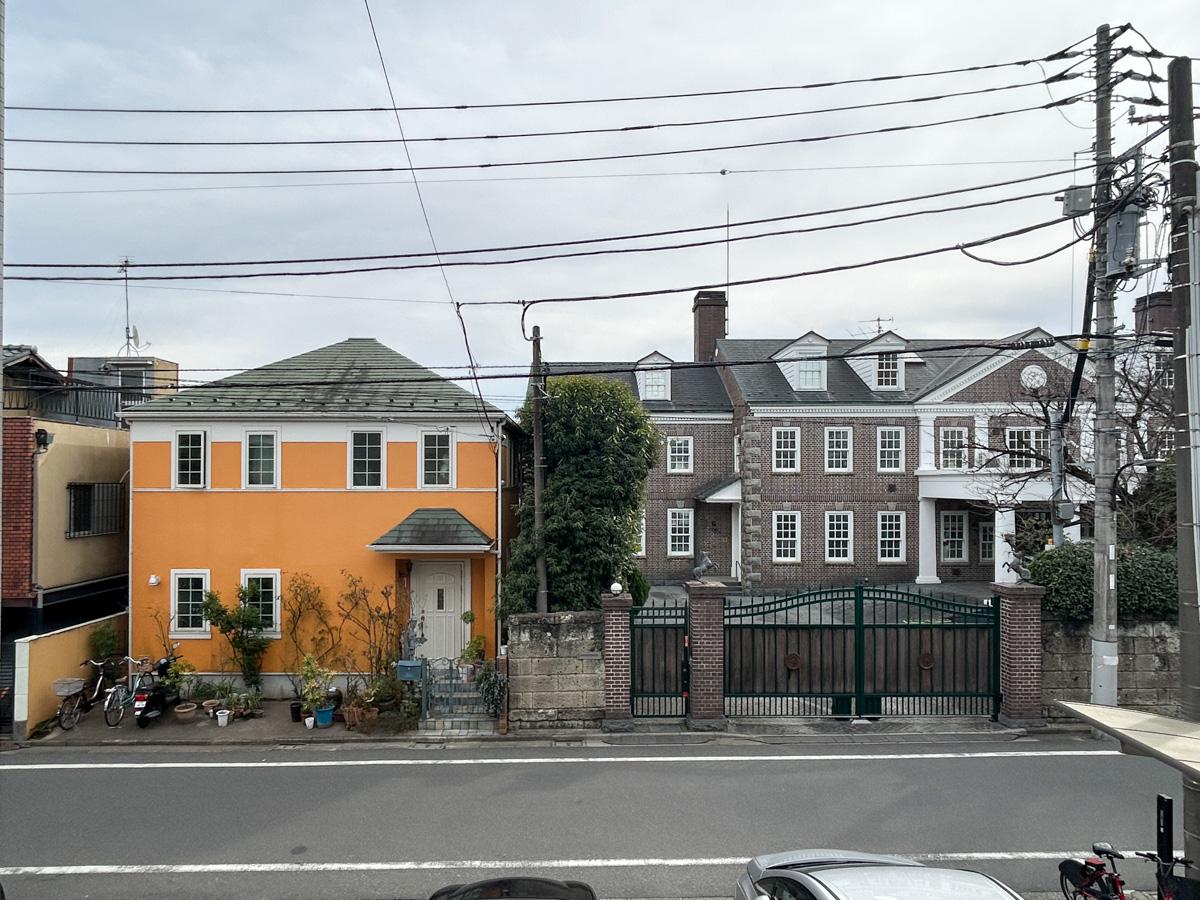 新宿区中落合の賃貸物件/偶然にも外からの街並みは異国感があります