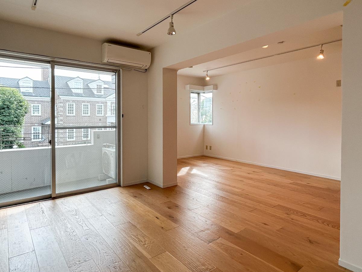 新宿区中落合の賃貸物件/白基調の内壁とフローリングが温かみのある空間をつくりあげています