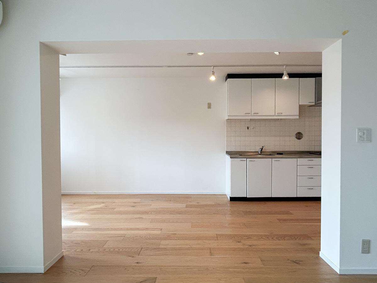 新宿区中落合の賃貸物件/キッチンも優しい白色で調和を感じる