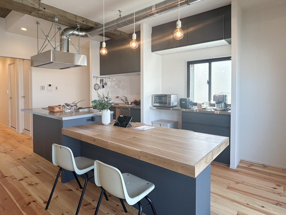 江東区白河の賃貸物件/アイランドキッチンはダイニングテーブル一体型。出来立ての料理をすぐそこでいただくことができちゃいます