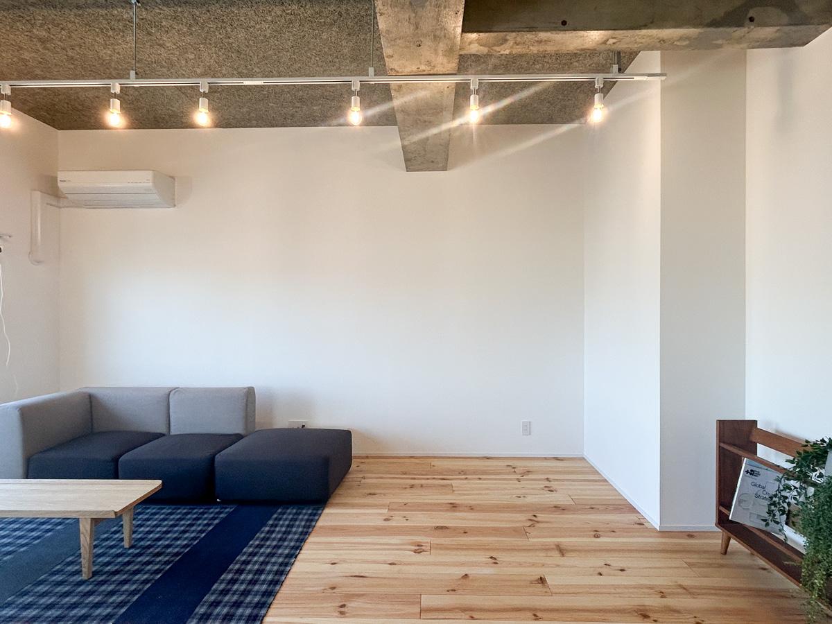 江東区白河の賃貸物件/リビング別角度から。無垢のフローリングが温かみのある室内に仕立ててくれています