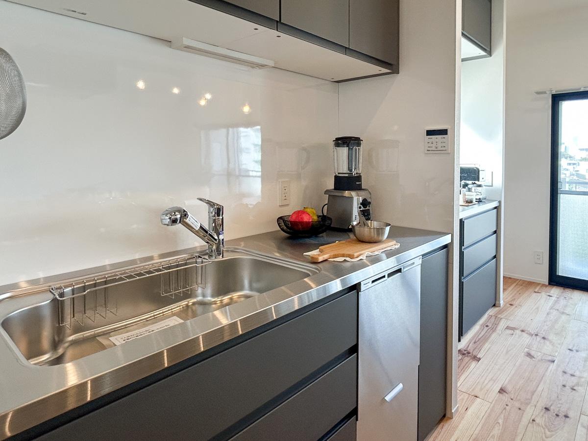 江東区白河の賃貸物件/シンクも広々としたスペース。食洗機もついています