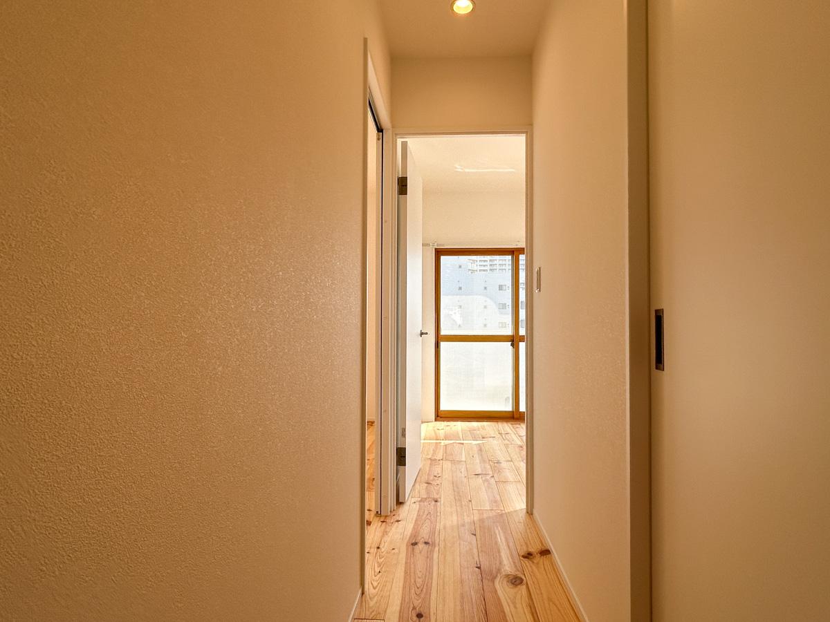 江東区白河の賃貸物件/室内廊下。各部屋の光が廊下まで巡ってきます