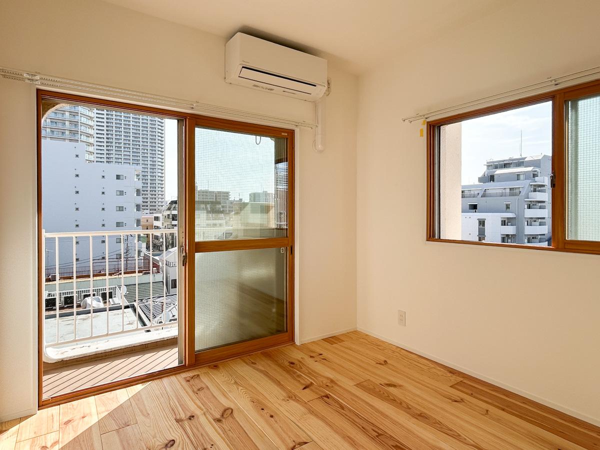 江東区白河の賃貸物件/5.1畳ほどの洋室。２面に窓がついていて開放的