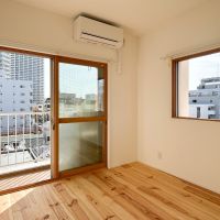 江東区白河の賃貸物件/5.1畳ほどの洋室。２面に窓がついていて開放的