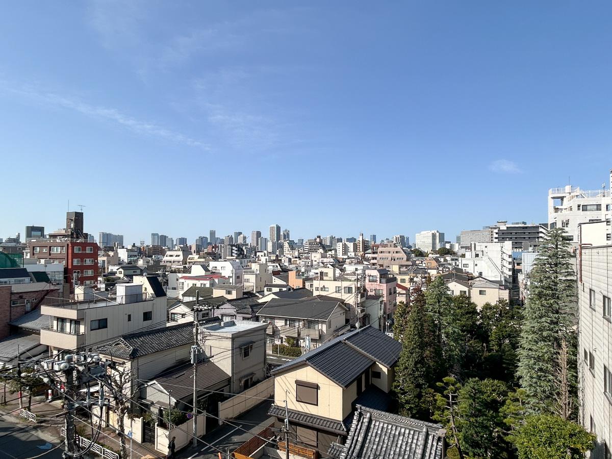 江東区白河の賃貸物件/リビングからの眺望。清澄エリアの街並みを一望することができます