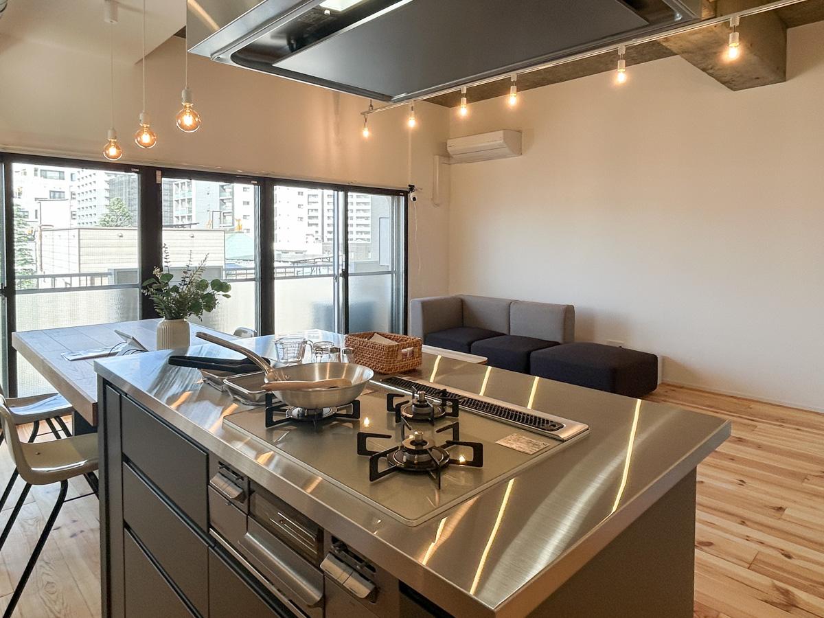 江東区白河の賃貸物件/キッチン。ご飯を待つ家族を見ながら料理をしていくことになりそうです