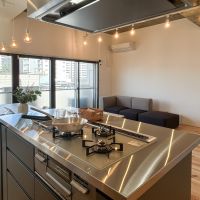 江東区白河の賃貸物件/キッチン。ご飯を待つ家族を見ながら料理をしていくことになりそうです