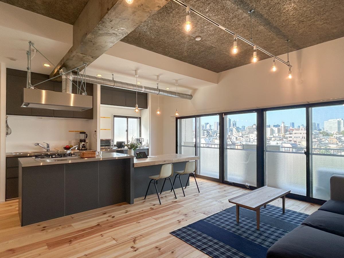 江東区白河の賃貸物件/ダイナミックなアイランドキッチンとすかーっと抜けた眺望。日々陽気な気分でくつろぐことができそう