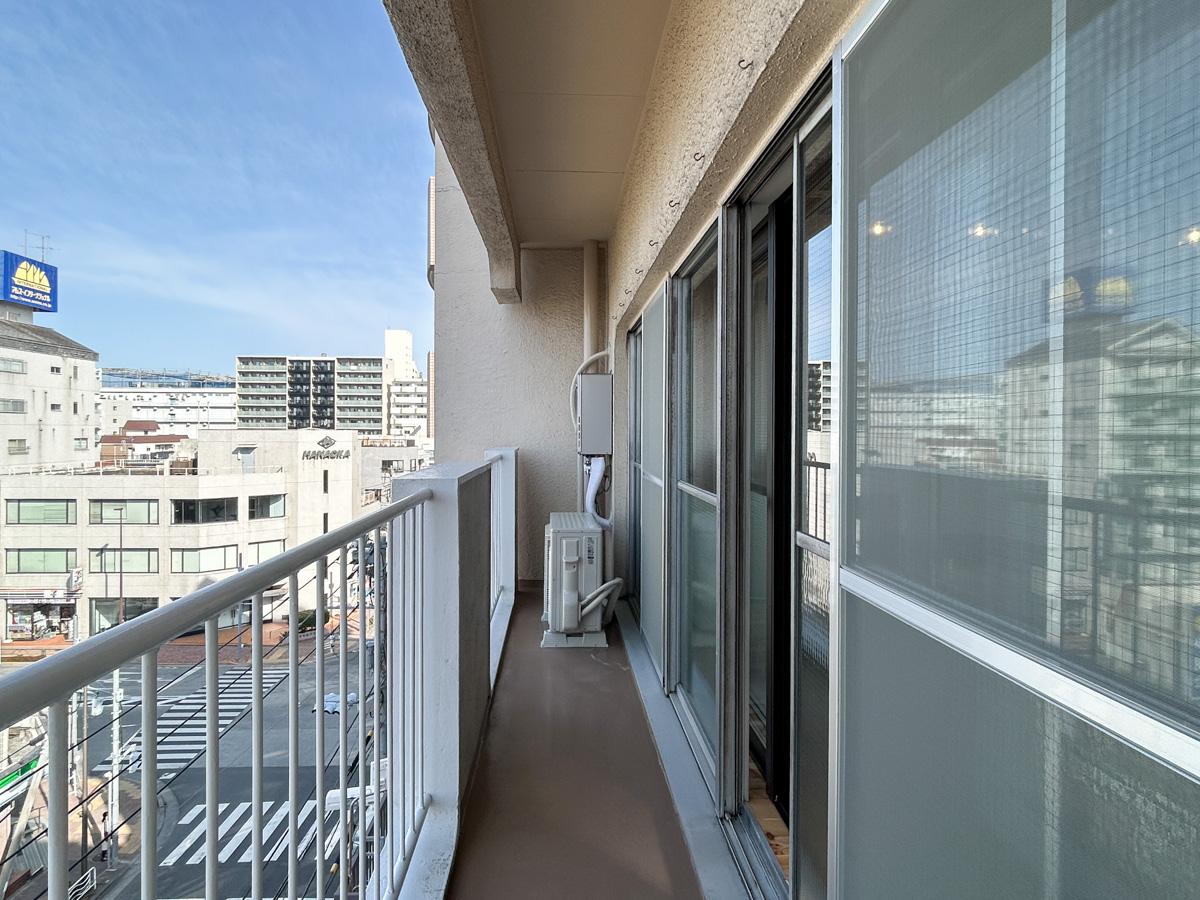 江東区白河の賃貸物件/リビングについたベランダ。清澄通りが近いですが、２重サッシのため室内は静かです